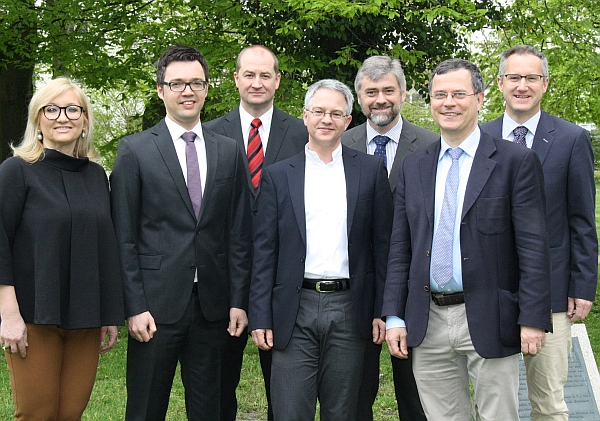 Die Referenten des Fortbildungstags am Klinikum St. Elisabeth (v.l.): Leitende Ärztin der Palliativstation Dr. Carmen Müller, Facharzt Dr. Christoph Kerscher, Oberarzt Dr. Franz Stierstorfer, Oberarzt Dr. Gregor Abt, Organisator Chefarzt Prof. Dr. Matthias Jacob (alle Klinik für Anästhesie und Operative Intensivmedizin), Klinikums-Geschäftsführer Dr. Christoph Scheu und Chefarzt Prof. Dr. Sebastian Maier - Foto: Eisenmann 
