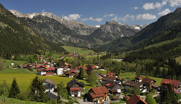 Bergsteiger nutzen das 866 Meter hochgelegene, wunderschöne Bergdorf Hinterstein als Ausgangspunkt für Touren im hochalpinen „Naturschutzgebiet Allgäuer Hochalpen“, das als artenreichstes Gebirge Deutschlands gilt. - Foto: Wolfgang B. Kleiner 
