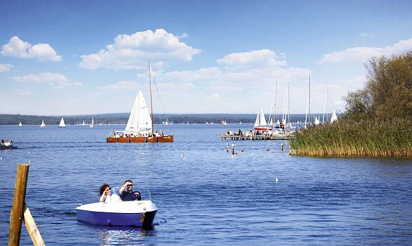 Das Steinhuder Meer bei Hannover bietet flache Badezonen und viel Platz für Wassersport. Foto: djd/HMTG/Christian Wyrwa
