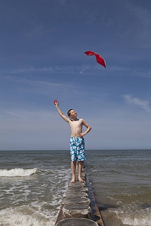 Der Nordseestrand lädt Kinder zum Spielen ein. 8070 KB Foto: djd/TourismusMarketing Niedersachsen/Jalag Syndication/Philip Koschel