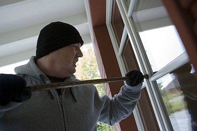 Die Zahl der Einbrüche in Deutschland ist stark gestiegen - speziell Senioren stehen oft im Visier der Ganoven. - Foto: djd/ABUS