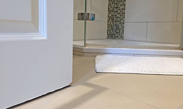 Selbst verursachte Schäden wie abgestoßene Türen muss der Mieter meist selbst reparieren. -Foto: djd/Interessenverband Mieterschutz e.V.