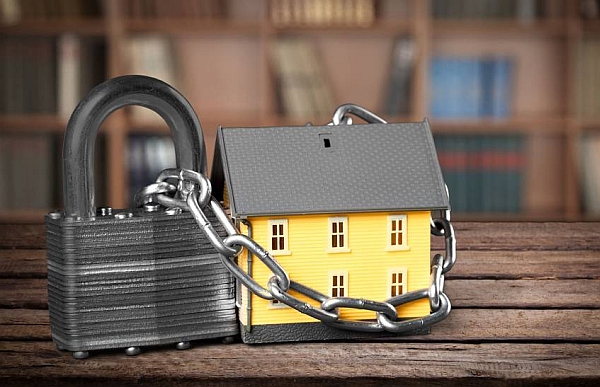 Das eigene Zuhause gut absichern: Angesichts der stark steigenden Einbruchzahlen wird dies immer unerlässlicher. Foto: djd/LISTENER Sicherheitssysteme GmbH/shutterstock