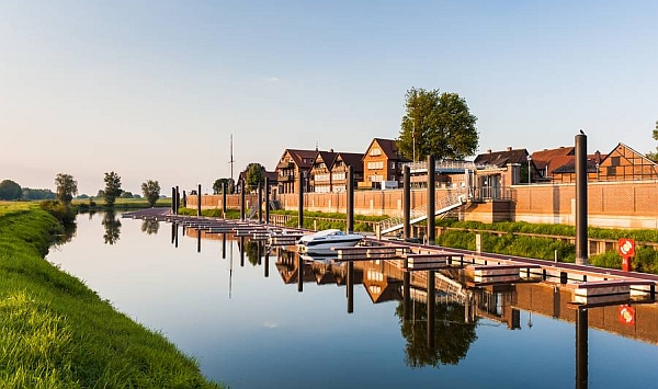 Entlang der Elbe warten viele malerische Städte, wie hier Hitzacker mit seiner Inselstadt, auf Entdeckungsfreudige. - Foto: djd/Kurs Elbe/Markus Tiemann