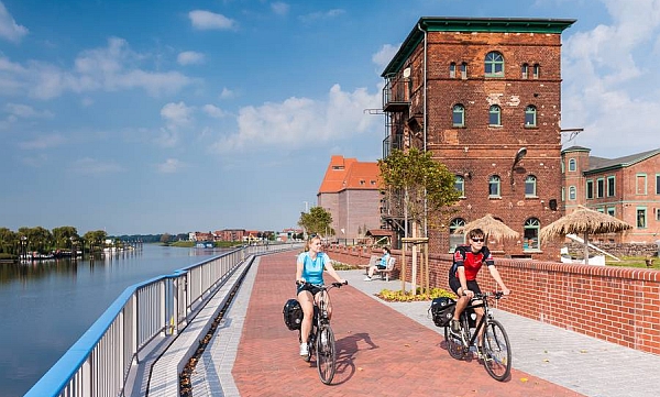 Der Elberadweg führt entlang des großen Stroms bis nach Wittenberge im Radlerparadies Prignitz. - Foto: djd/Kurs Elbe/Markus Tiemann