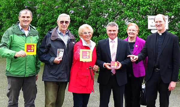 Bei der offiziellen Markierung des Martinus-Wegs in Berndorf (v.r.): Stiftspropst Monsignore Dr. Franz Joseph Baur, Traudl Erber, Landrat Peter Dreier, Margit Napf und Prof. Dr. Rainer Roth. - Foto: Landratsamt Landshut