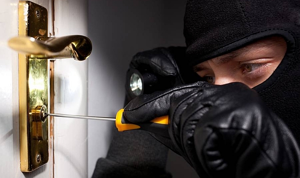 Hochkonjunktur für Einbrecher: Auf über 167.000 Fälle ist die Zahl der Wohnungseinbrüche in Deutschland 2015 gestiegen, das ist eine Zunahme von 9,9 Prozent gegenüber dem Vorjahr. Foto: djd/LISTENER Sicherheitssysteme GmbH/shutterstock