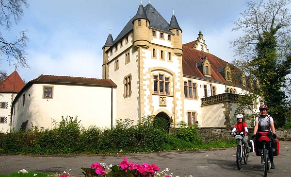 Entlang des Kocher-Jagst-Radwegs laden Burgen und Schlösser zu einer Besichtigung ein - etwa die Götzenburg in Jagsthausen. Foto: djd/Hohenlohe + Schwäbisch Hall Tourismus e.V./Klaus Herzmann