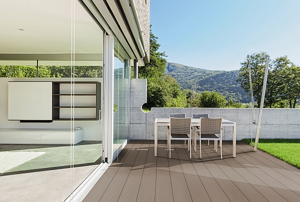 Das HQ-Deck besteht aus Naturfaserverbundwerkstoffen und Polymeren. Seine großen Vorteile liegen in der Pflegeleichtigkeit und der Resistenz gegenüber Schädlingen, Abrieb und Witterungseinflüssen. (Foto: epr/HolzLand)