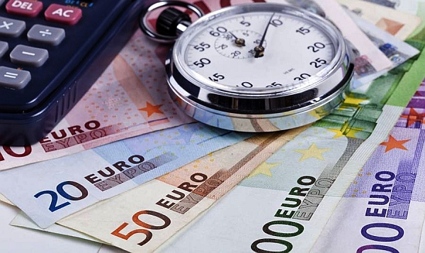 Die Zeit läuft: Für die Best Ager geht es darum, bis zum Rentenbeginn das Geld sinnvoll und rentabel arbeiten zu lassen. - Foto: djd/UDI/ACN