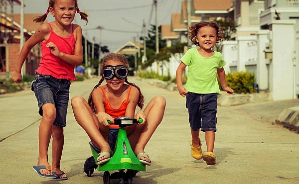 Unbeschwerte Kindheit: Neben der Liebe der Eltern gehört auch das Gefühl finanzieller Sicherheit dazu. - Foto: djd/www.communitylife.de