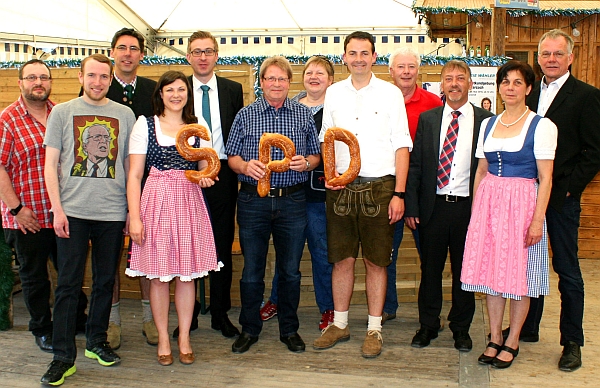 Beim politischen Frühschoppen im Festzelt in Schwarzach: v.l.: Robert Pfannenstil, Lukas Butterworth, Dr. Olaf Sommerfeld, Johanna Uekermann, BGM Gerog Edbauer, Heinz Uekermann, Claudia Ebner, Martin Kreutz, Stefan Rückert, BGM Thomas Schuster, Rosi Deser und BGM Fritz Fuchs