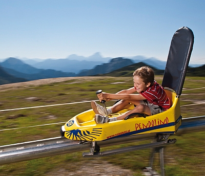 Am Kärntner Nassfeld kommen auch die Kleinen auf ihre Kosten – hier bei einer rasanten Fahrt mit der Sommerrodelbahn „Pendolino“. - Foto: epr/©nassfeld.at