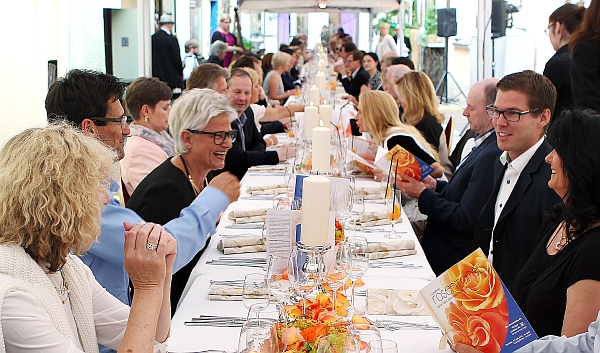 Auch bei der zweiten Auflage der Landshuter Rosentafel am 8. Juni können 100 Gäste das exklusive Ambiente genießen und damit Gutes für ein neues gesellschaftliches Projekt tun.