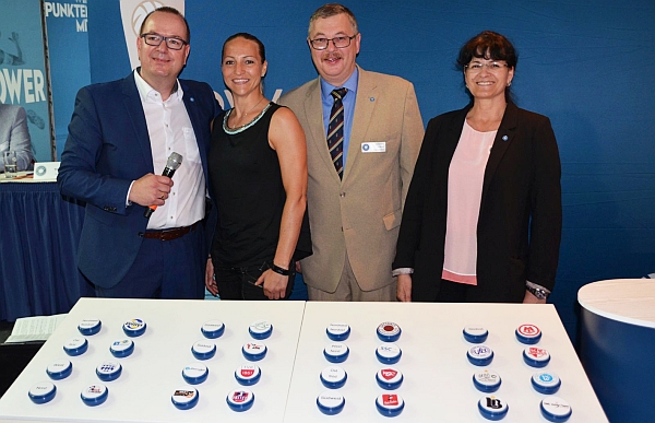 Pokalauslosung zeigt Moderator Frank Bleydorn, Box-Weltmeisterin Ramona Kühne, Bundesspielwart Gerald Kessing und Viola Knospe, VBL-Managerin Spielbetrieb. – Foto: VBL