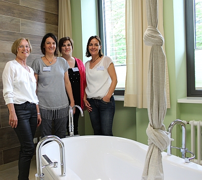Die Badezimmer mit Geburts- oder Entspannungsbadewanne sind in warmen Farbtönen gestaltet, v.l. die Hebammen Ursula Barth, Ina Horvath, Susanne Speckner und Patricia Ernst - Foto: LAKUMED Kliniken