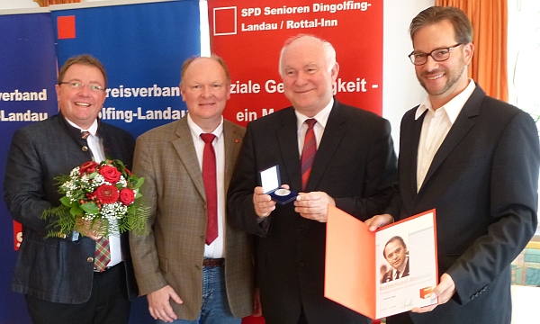 Auf Vorschlag des SPD-Kreisverbandes verlieh die Bayern-SPD die Helmut-Rothemund-Medaille an Landrat Heinrich Trapp: (v.li.) SPD-Fraktionsvorsitzender im Kreistag Sepp Koch, SPD-Kreisvorsitzender Dr. Bernd Vilsmeier, Landrat Heinrich Trapp und SPD-Landesvorsitzender Parlament. Staatssekretär Florian Pronold MdB. - Foto:  Dr. Vilsmeier