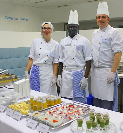 Das Küchenteam des Krankenhauses Landshut-Achdorf präsentierte ein Büfett mit gesunden Köstlichkeiten für Babys und Kleinkinder zum Probieren - Foto: LAKUMED Kliniken