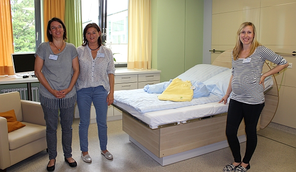 Die Hebammen führten durch die neugestalteten Kreißsäle, Bade-, Funktions- und Familienzimmer und hatten ein offenes Ohr für Fragen - Foto: LAKUMED Kliniken