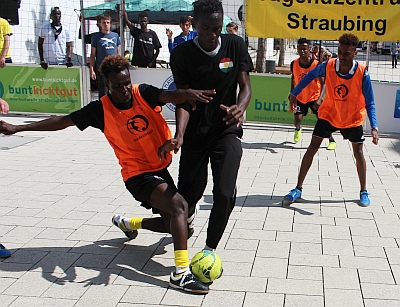 : Im Finale setzte sich das Team „Newroz“ gegen die Ostkickers durch. - Foto: Ulrich