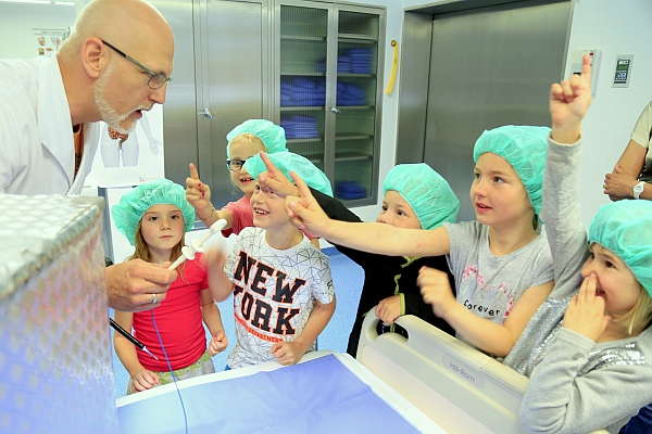 Die Kindergartengruppe aus Irlbach mit Dr. med. Mathias Grohmann, Kinderpflegerin Christa Zollner (hinten links) und Kindergartenleitung Monika Weinzierl (hinten rechts) beim Gummibärchen-Endoskopieren und mit Verbänden in der Chirurgischen Ambulanz. - Foto: Klinik Bogen