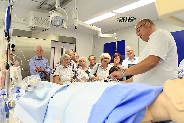 Prof. Dr. med. Christian Zugck bei der Besichtigung des Herzkatheterlabors mit Besuchern des Cholesterin-Tages. - Foto: Klinik Bogen