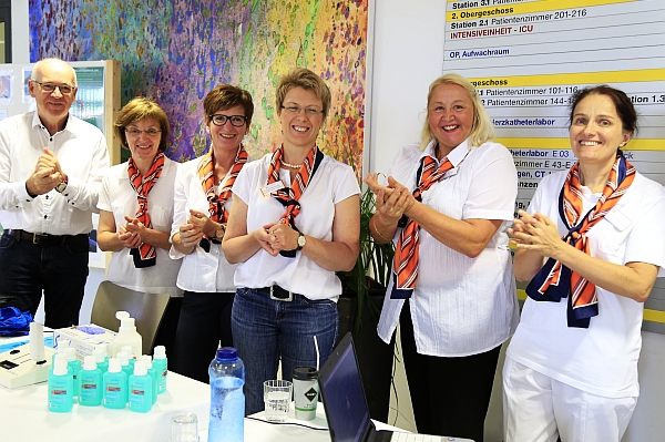(von links): Klinikleiter Walerich Schätz, die Mitglieder der AG Hygiene Edeltraud Simmel, Christa Körner und Andrea Rothmann, Hygienefachkraft Brigitte Stelzer und die hygienebeauf-tragte Ärztin Susanne Konrad, Oberärztin der Inneren Medizin an der Klinik Bogen, beim Tag der Händehygiene.  - Foto: Klinik Bogen