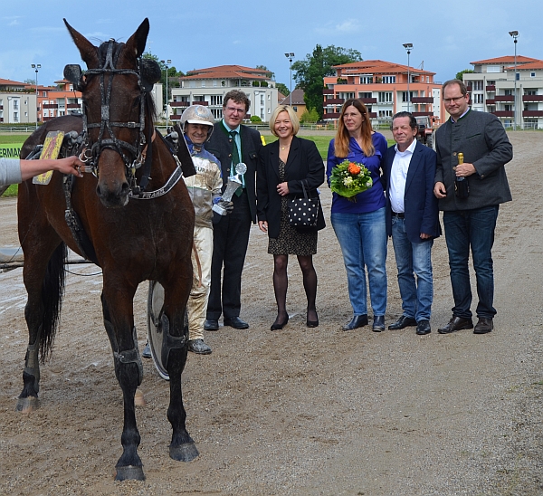 Merana stand nach dem Preis des Lotto in Bayern im Vordergrund, während es für Josef Franzl von (v.l.) ZTV-Vorsitzendem Josef Schachtner, Verena Ober (Abteilungsleiterin Unternehmenskommunikation), stellv. ZTV-Vorsitzendem Dr. Reinhard Schmid, Kornelia Kohnen (Referatsleiterin Losbrieflotterie) und Xaver Faul (Referat Sportwetten/Leitung Marketing u. Kooperationen) die Ehrenpreise gab. - Foto: ZTV