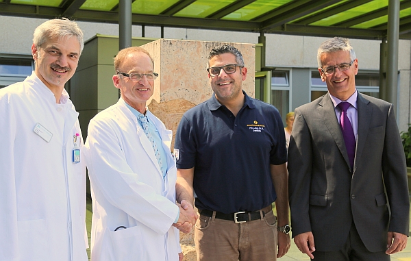 Chefarzt Thomas Beer (Unfallchirurgie, l.), Ärztlicher Direktor Chefarzt Dr. med. Albert Blümel (Anästhesie, 2. v. l.) und Vorstand Robert Betz (r.) begrüßen Priv.-Doz. Dr. med. Kiriakos Daniilidis an der Klinik Mallersdorf. - Foto: Klinik Mallersdorf 