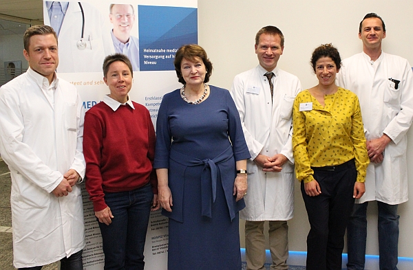 Die Chirurgische Klinik am Krankenhaus Landshut-Achdorf ist eines der wenigen Referenzzentren für minimal-invasive Chirurgie in Deutschland, v.l. Oberarzt MUDr. Marian Hlavac; Stationsleitung Susanne Werner; die geschäftsführende Vorstandsvorsitzende der LAKUMED Kliniken, Dr. Marlis Flieser-Hartl; der Ärztliche Direktor und Chefarzt der Klinik für Allgemein,- Viszeral- und Thoraxchirurgie Prof. Dr. med. Johannes Schmidt; Muna Salhi, Qualitätsmanagement; Oberarzt Peter Beer                                                                                            Bildquelle: LAKUMED Kliniken 