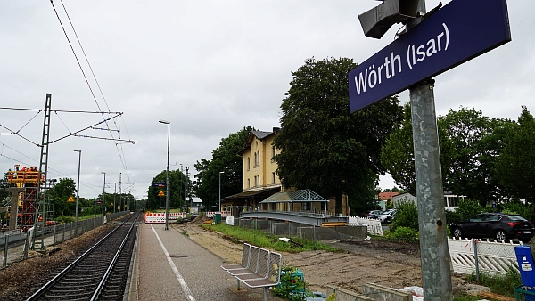 Am Wörther Bahnhof werden derzeit schon ein neuer Bahnsteig und eine Fußgängerüberführung gebaut. Für den Umbau zur komplett barrierefreien Station gibt es nun zusätzliches Geld. - Foto: Bragulla