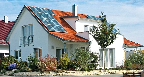 Das Dach erfüllt wichtige Schutzfunktionen fürs Haus. Die Qualität hängt auch von der Dachdämmung ab. - Foto: djd/Paul Bauder