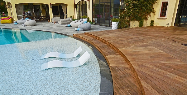 Erfrischung garantiert: Auch als Poolumgebung bietet sich das ökologische Material bestens an. (Foto: epr/Brenstol)