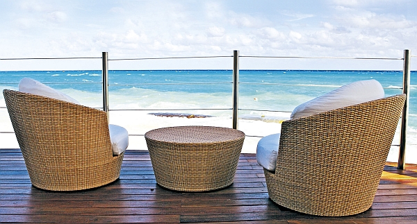 Mit dem Bona Decking System holt man sich einen zuverlässigen Partner für die Reinigung und Pflege von Terrassen ins Haus. Da die Anwendung nur wenige Stunden dauert, kann man den Rest des Tages entspannt im Liegestuhl verbringen. (Foto: epr/Bona)