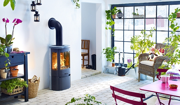 Superelliptisch, superschlank: Mit lediglich 36 Zentimetern Tiefe und 46 Zentimetern Breite findet der kompakte Kaminofen selbst in kleinen Räumen und engen Bereichen mühelos Platz. - Foto: epr/Contura