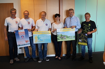 Die Organisatoren des Volkstriathlons – von links nach rechts: Markus Ebner, Harald Sautner, Andreas Habicht (Wasserwacht Waltendorf), Sandra Rother (Landratsamt), Landrat Josef Laumer und Thomas Lehrberger vom SC Rain. - Foto: Landratsamt Straubing-Bogen