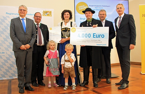 Zu den Preisträgern zählen Birgit und Hans Bachmaier aus Geiselhöring (Lk Straubing-Bogen) mit dem Projekt „Sanierung eines historischen Bauernhauses in Holzblockbauweise“. Foto v.l.: Regierungsvizepräsident Dr. Helmut Graf, Bürgermeister Herbert Lichtinger, Birgit und Hans Bachmaier mit den Kindern Josefa und Ferdinand, Landrat Josef Laumer, Christoph Henzel (Kommunalmanagement Bayernwerk).