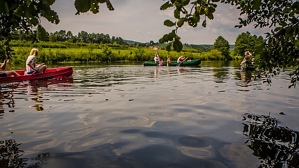 Flussreise in eine andere Welt und doch direkt vor der Haustür: Von Einsteiger-Touren für die ganze Familie bis hin zu Mehrtagestouren mit Übernachtungen inmitten der Natur im Abenteuer-Camp reicht das Angebot, das immer mehr Urlauber in "Bayerisch Kanada" begeistert. Foto: obx-news/Vit&Fun