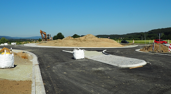 Zur Hälfte fertig – zur Hälfte Baustelle. Der Kreisverkehr in Bärndorf nimmt Gestalt an. - Foto: Landratsamt Straubing-Bogen