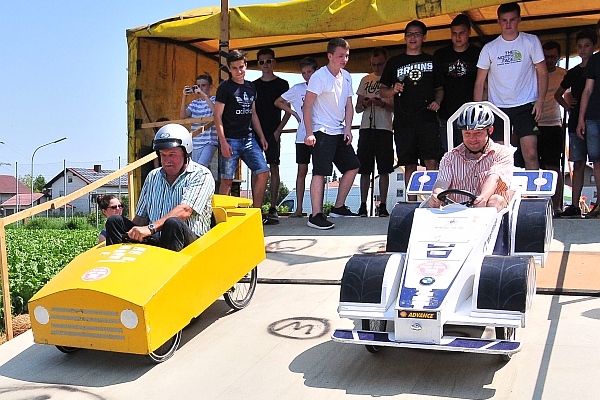 Am Start: Die Bürgermeister Peter Bauer (links) und Dr. Christian Hirtreiter (rechts) - Foto: Haas