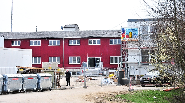 Im März kam es auf der Baustelle am ehemaligen Precklein-Gebäude zu einem Baustopp. Ein Sicherheitsdienst sperrte das Gelände ab. - Foto: Haas
