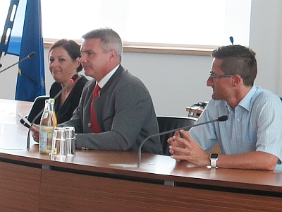 Landrat Peter Dreier (Mitte) und Prof. Dr. Markus Lemberger (rechts) stellten gemeinsam mit Britta Pinter vom Regionalmanagement das Seniorenpolitische Gesamtkonzept für den Landkreis Landshut vor.  - Foto: Landratsamt Landshut   