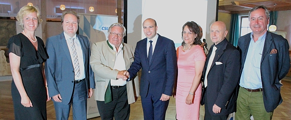 Manfred Hölzlein (Dritter von links), Vorsitzender der Bundeswahlkreiskonferenz, gratuliert MdB Florian Oßner (Mitte) mit (von links) Petra Högl, stellvertretende CSU-Kreisvorsitzende im Landkreis Kelheim, MdL Helmut Radlmeier, Bezirksrätin Martina Hammerl, Landshuts OB Hans Rampf und Oßners Vorgänger als MdB, Dr. Wolfgang Götzer, zur Wiederwahl als Direktkandidat für die Bundestagswahl 2017. - Foto: Bragullla