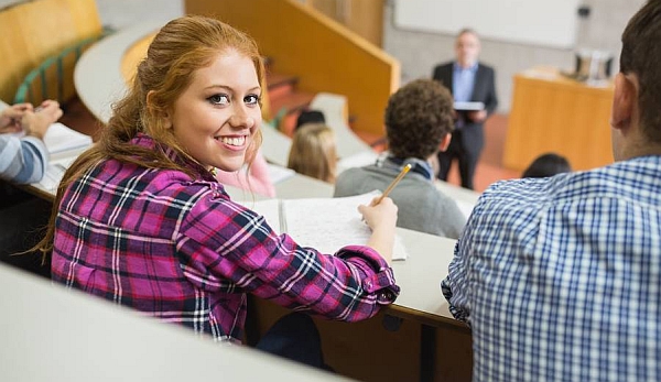 Frühzeitig vorsorgen: Mit speziellen Tarifen können sich schon Auszubildende, Studenten und Berufsanfänger vor den Folgen einer Berufsunfähigkeit schützen. Foto: djd/Nürnberger Versicherungsgruppe/thx