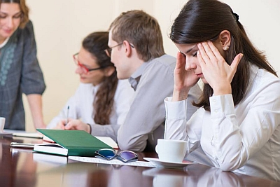 Wer mit Migräne im Meeting sitzt, kann sich oft nur schwer am Gespräch beteiligen und bekommt nur die Hälfte mit. Foto: djd/Petasites Petadolex/shutterstock/O. Feketa