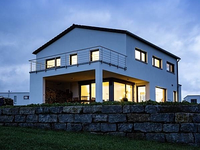 Wer seine eigenen vier Wände vor Einbrechern schützen möchte, kann die Installation der Sicherheitstechnik staatlich fördern lassen. - Foto: djd/Telenot