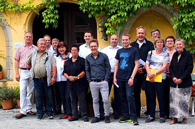 Die erweiterte Kreisvorstandschaft mit Kreisvorsitzendem Martin Kreutz (7.v.li.) und Gastgeberin Beate Seitz-Weinzierl (5.v.l.) sowie Stadtratsfraktionsvorsitzenden Peter Stranninger(5.v.re) und SPD-Geschäftsführerin Christine Schrock (3.v.re.) - Foto: Pasta