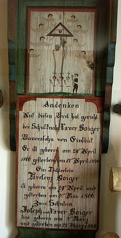 Totenbrett des Schulknaben Xaver Poiger, Bauersohn von Einstück, Haselbach. (H: 130 cm; B: max. 28 cm, T: 3,5 cm) - Foto: Röhn 