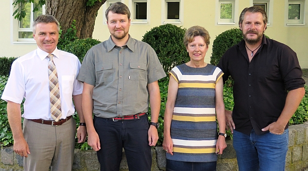 Der Vorsitzende des Landschaftspflegeverbands Landrat Peter Dreier (l.) begrüßte Tobias Lermer (2.v.l.) als neuen Geschäftsführer und Elisabeth Heilmeier (3.v.l.) als Verwaltungskraft des Verbandes. Als Fachberater fungiert Helmut Naneder (r.).   - Foto: Landratsamt Landshut