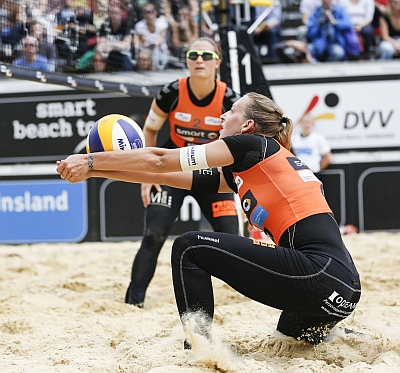 Mit einer konzentrierten Leistung spielten sich Sabrina Karnbaum (im Hintergrund) und Natascha Niemczyk (am Ball) von NawaRo Straubing auf Platz vier beim smart beach cup in Duisburg - Foto: hochzwei.net, smart beach tour